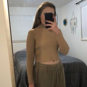 Tan ribbed long sleeve mock neck crop sweater
Stretchy material